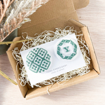 【特集掲載】イニシャルが選べる | 青森の伝統刺繍「こぎん＆菱刺し」のブローチ 2個セット | くすみエメラルド | 無料ラッピング対応