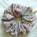 ゴム交換可能 化繊 更紗風？花散らし フリルフリル シュシュ 着物リメイク Handmade Kimono chouchou