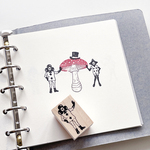 片手をあげてるクラブのトランプ兵のはんこ　スタンプ［20×30mm］