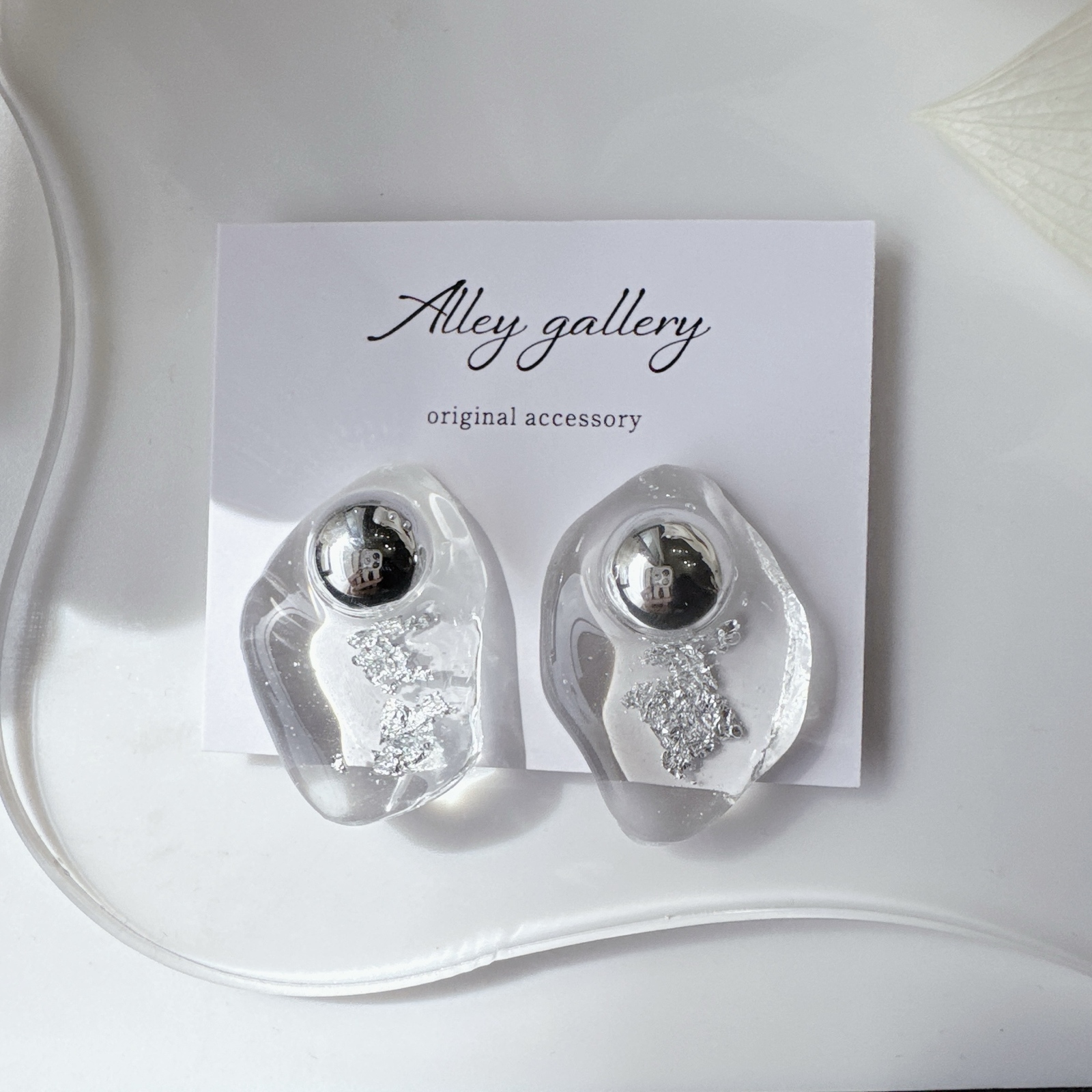 うるうるクリアのシルバーとメタルボールのレジンイヤリング／ピアス