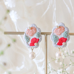 　お花の刺繍ピアス/イヤリング　花手水　（グレー　赤）