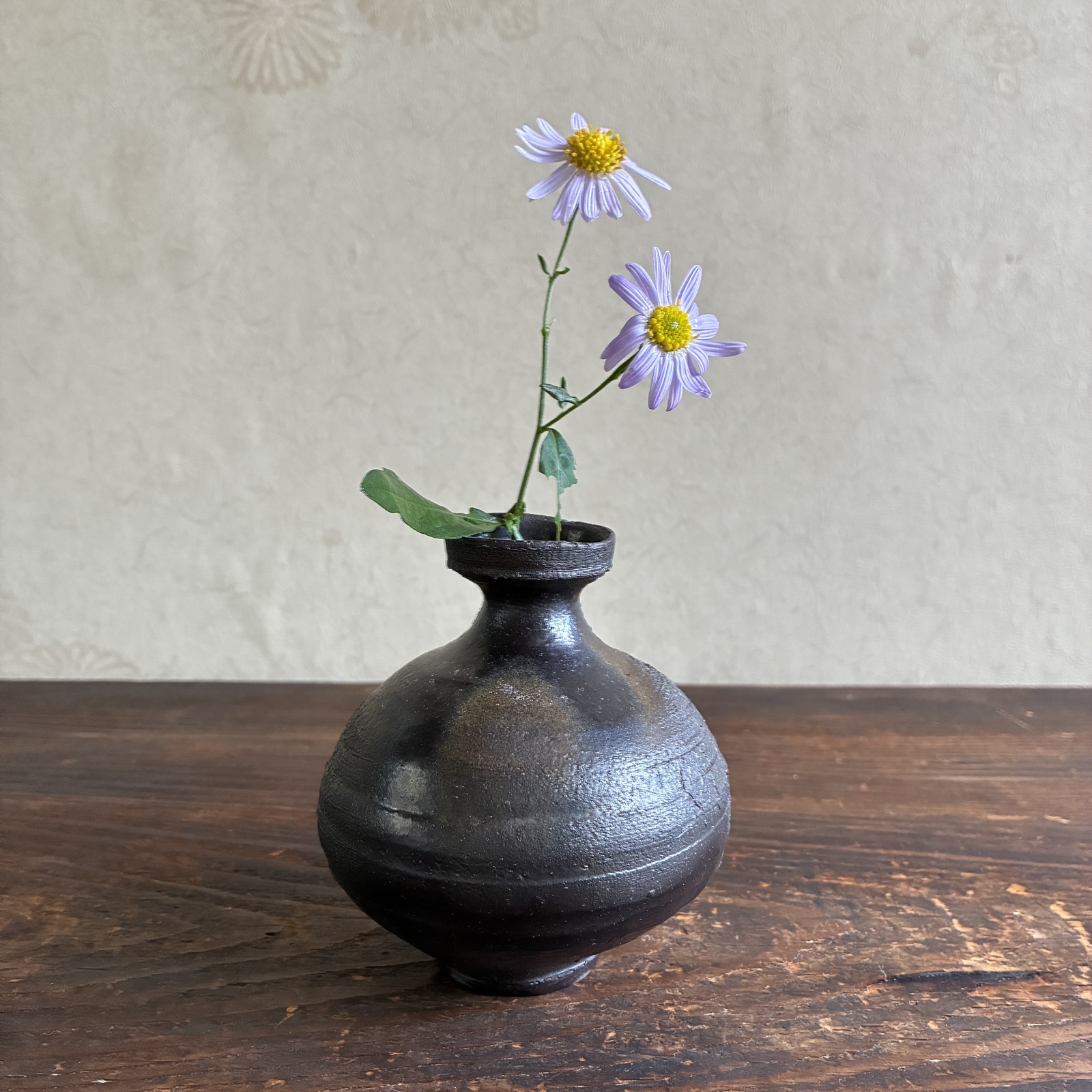 一輪挿し　ミニ花入　ミニミニ花瓶　ミニミニ花入　花入れ　小壺　フラワーベース　陶器　和陶器　黒泥土丸徳利型