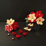 七五三髪飾り　紅白花のパッチン留め《赤㊸》【R6版】　三歳　七歳　つまみ細工　初節句　ひなまつり　和装