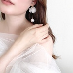 【sky A】金属アレルギー対応　ゴールドフラワー　ブライダルアクセサリー　ウェディングアクセサリー　ニュアンス　ロングピアス　ロングイヤリング　花　アクリルフラワー　ホワイトアクセサリー　ドレス