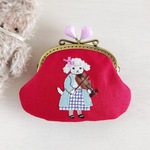 お嬢様わんこの音楽会・がま口ポーチ（プードル・バイオリン・リネン・赤・アップリケ・刺繍・小物入れ・化粧ポーチ）