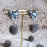 ひげ猫の毛玉〜だって換毛期だから〜 ピアス・イヤリング(サバトラ執事サバスチャン)／ファー／グレー シルバー／眼鏡 モノクル 蝶ネクタイ／秋 冬／もふもふ