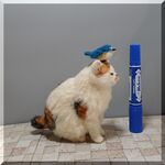 羊毛フェルト　猫　三毛猫さん と 幸運の青い鳥（？）ルリビタキさん  ブサ猫　デブ猫　ねこ　ネコ　猫フィギュア
