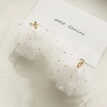 チュールフラワー × パールピアス –  パールチュールフラワーピアス／イヤリング  クリスマス　ドット　水玉　ゴールドピアス　チュールアクセ　ウェディング　結婚　オケージョン　お呼ばれ　七五三