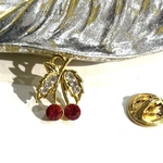 【VINTAGE BROACH】幸せの印さくらんぼモチーフ／ブローチレッド×ゴールド／クリスタルストーン付き／2cm／愛と幸福を象徴するミニブローチ果物　アクセサリーピンズ秋冬ニットコーデ帽子