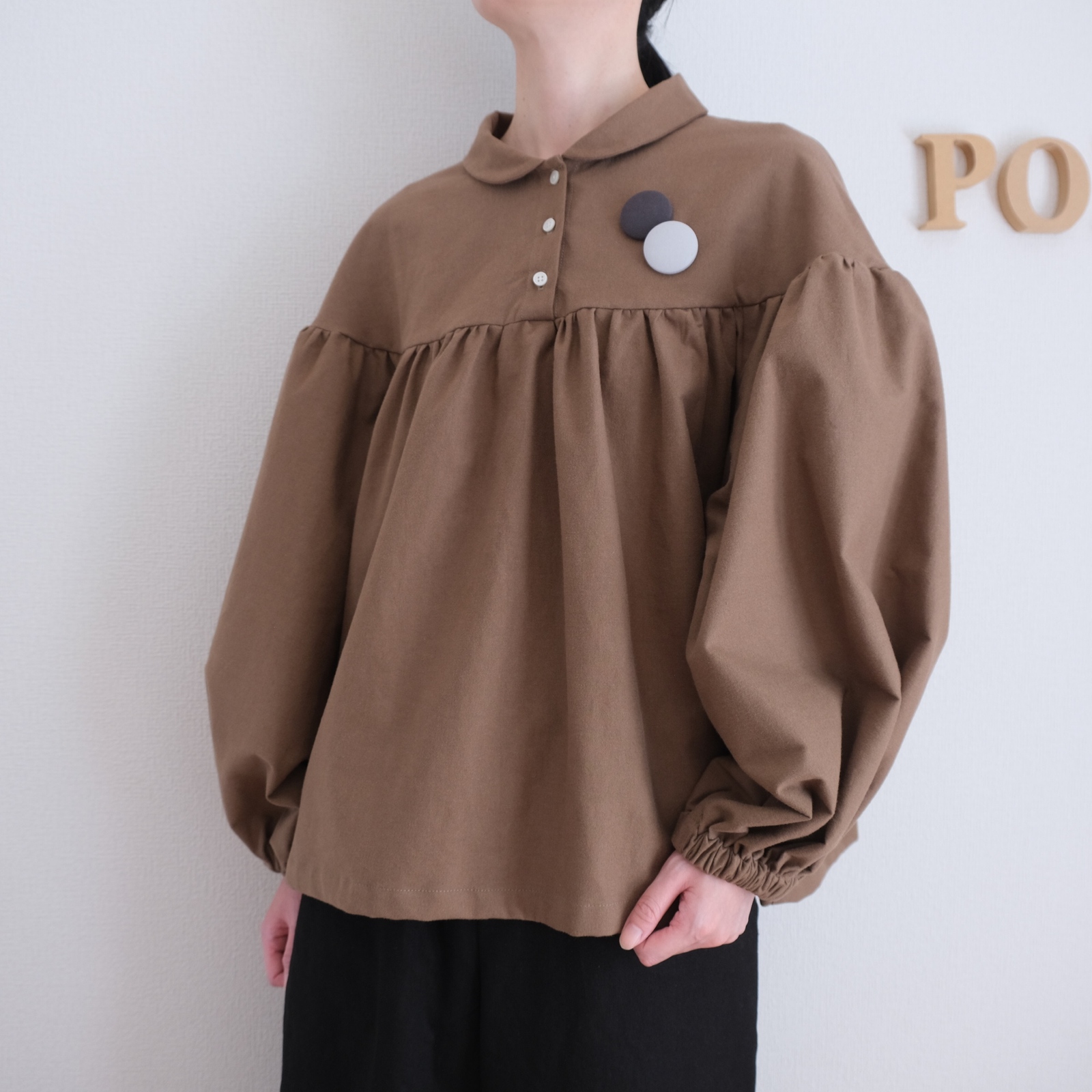 秋冬に◯　小さい衿のギャザーたっぷりブラウス　フランネル生地　モカ 11,060円