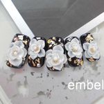黒に白の薔薇と金箔の和風ネイル