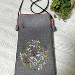 小さな草花の刺繍サコッシュ