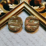 大ぶりゴールドボタンピアス