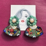 インド刺繍とグリーンラメフラワー✳ピアス､イヤリング✳ 刺繍 インド刺繍 アンティーク レトロ 個性的 花  北欧 古着 韓国 モダンレトロ アジアン アフリカン ジャガード織りリボン 緑