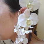 お花のイヤーカフ お洒落な花嫁さんに　ブーケと同じ上質なお花で イヤーフック 生花みたいに綺麗な造花♪高品質