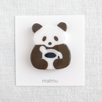 コーヒーを飲むパンダブローチ