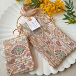 一緒にお出かけしたいインド刺繍のポシェットとカラビナ付きポーチ　ザリ刺繍