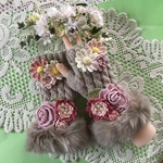 バラとダリアのハンドウォーマー（ベージュ）　指なし手袋★フェイクファー使用　レース編み　本体ウール100%   エミーグランデ