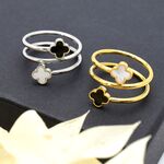 大人ガーリー　モノトーンカラーの3連ラップリング クローバーモチーフ　サージカルステンレス