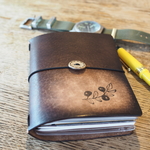 手染め仕上げの牛革トラベラーズノートカバー　パスポートサイズ　旅する心をいやすオリーブの模様