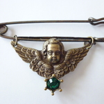 天使 の ピン ブローチ