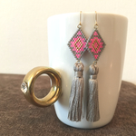オルテガ×タッセル ピアス グレー×ネオンピンク