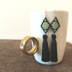 オルテガ×タッセルピアス ブラック×ネオングリーン