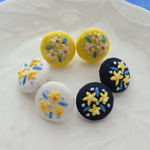 南仏リゾート風小花くるみボタンのイヤリング/ピアス