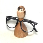 メガネを見守る小雀さんのメガネ置き【696羽目】木製 すずめ スズメ 野鳥 ＜銘木すずめや＞