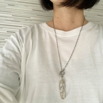 ロングチェーンマンテルネックレス  フェザーモチーフ付き(フェザーのみ合金です)