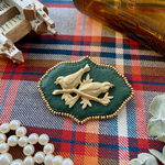 小鳥がさえずる小枝の本革ブローチ（深緑）