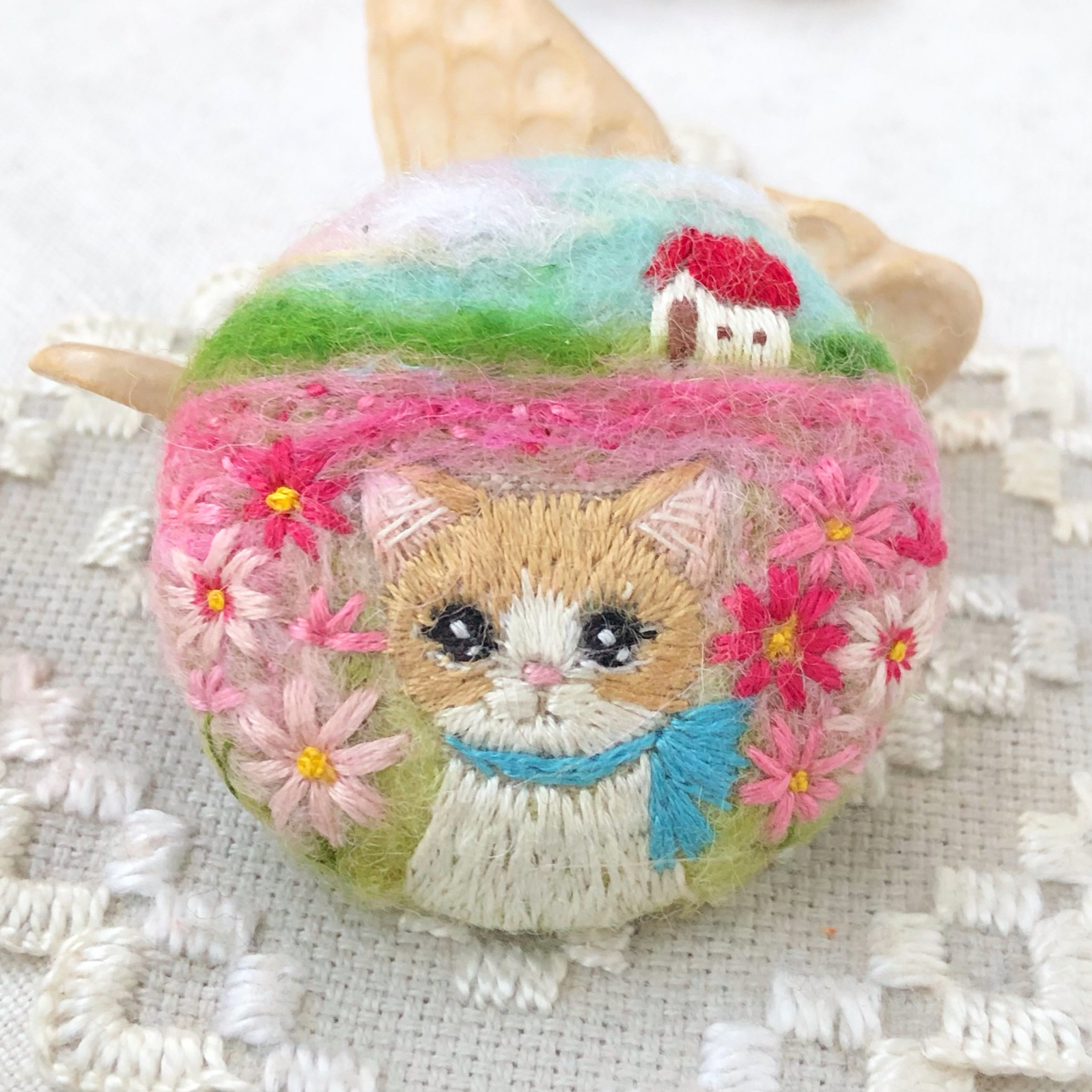 羊毛フェルトブローチハンドメイド刺繍ビーズ 孤高に咲く一本桜 フェルトとビーズで作る 刺しゅうブローチ | 松尾 容巳子 |本 | 通販 |