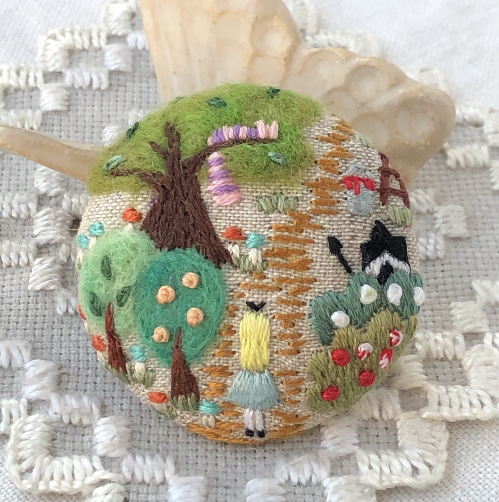 すずらんとピンクのお花のブーケ」刺繍ブローチ リボン刺繍