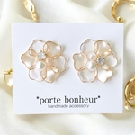 [26]フリルフラワー(ホワイト)ジルコニア&パールきれいめお花ピアス/イヤリング シンプル キラキラ 艶 華やか お呼ばれ 結婚式