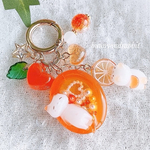 【sale】猫ちゃんとみかん色🍊オーバル型シェイカーキーホルダー  レジンキーホルダー