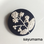 ☆刺繍☆くるみボタンのブローチ