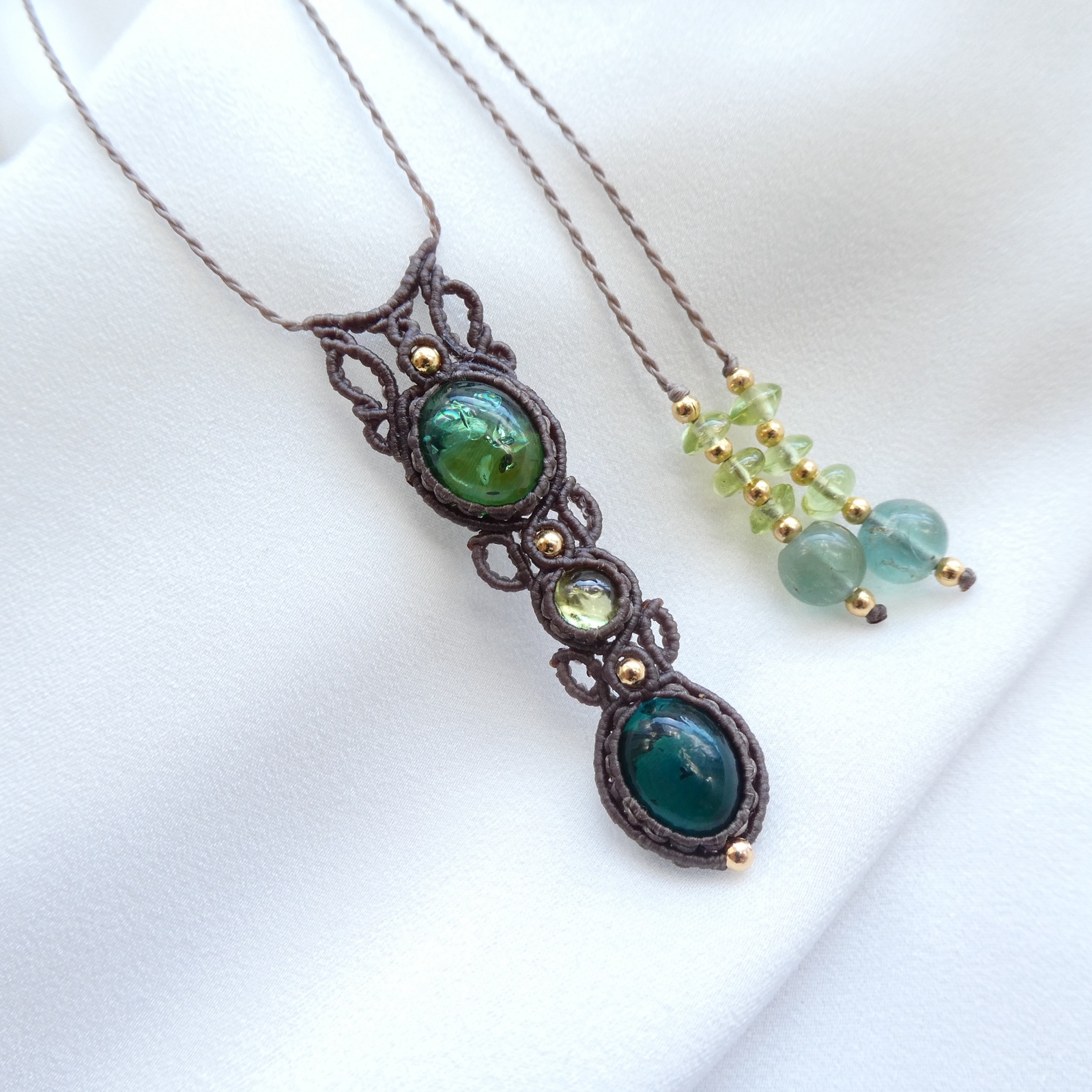 2種類のグリーンアンバー・ペリドットのマクラメネックレス 2種類の