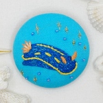 夜の海をゆらめくアオウミウシ　海の生き物　刺繍ブローチ　くるみボタン