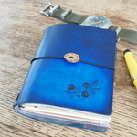 青く手染めした牛革トラベラーズノートカバー