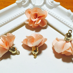 【再販×4】<4個>  お花のタッセル チャーム キーホルダー ライトピンク