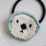 ラッコの刺繍ヘアゴム