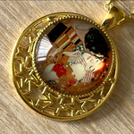 名画のネックレス　クリムト　接吻　星柄枠　ゴールドカラー