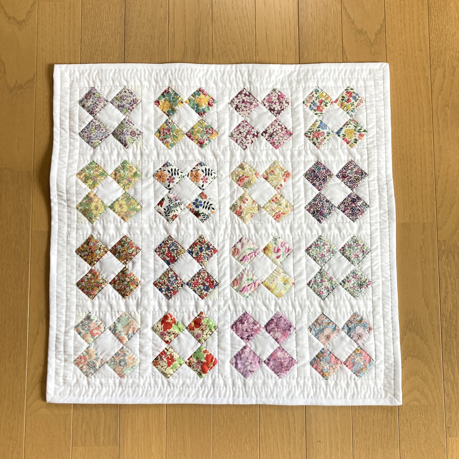 166 三角つなぎのパッチワークタペストリー パッチワークキルト