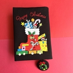 小人さんシリーズ　クリスマスのブックカバー　クリスマスプレゼントでかくれんぼの小人さんの手刺繍　刺繍　クリスマスプレゼント　クリスマスブーツ　積み木　キャンディ　黒　クリスマスツリー　クリスマスリース