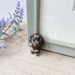 ミニチュアダックス犬のブローチ(チョコタン)