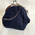 がま口ポーチ　デニム　赤色　小物入れ　小銭入れ　キーポーチ　ポケット付き　刺繍　ステッチ