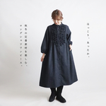 ＊春支度ＳＡＬＥ　再制作・再入荷　１１５cm　暖か縮絨メルトン ウールmix　小花フリル　前開き　ワンピース　羽織り 紺K47