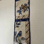 小窓みたいなカーディナルとコマドリのクリスマスタペストリー、テーブルランナーとしても