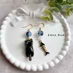 🐈‍⬛💙ブルーアイな黒猫と魚の骨ピアスᗦ↞◃/イヤリング/ノンホール樹脂ピアス/チャーム/キーホルダー/金属アレルギー対応有/レジン