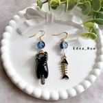 🐈‍⬛💛イエローアイな黒猫と魚の骨ピアスᗦ↞◃/イヤリング/ノンホール樹脂ピアス/チャーム/キーホルダー/金属アレルギー対応有/レジン